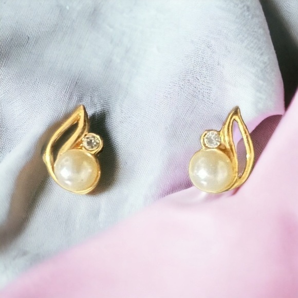 Golden Pearl Floral Stud Earrings Hypoallergenic Made‎ in the USA - Picture 1 of 4